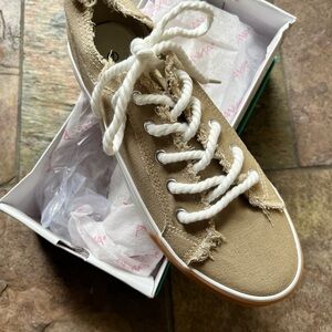 Stylish Textured Slip or lace up on Tan Canvas Sneakers NIB Size 7